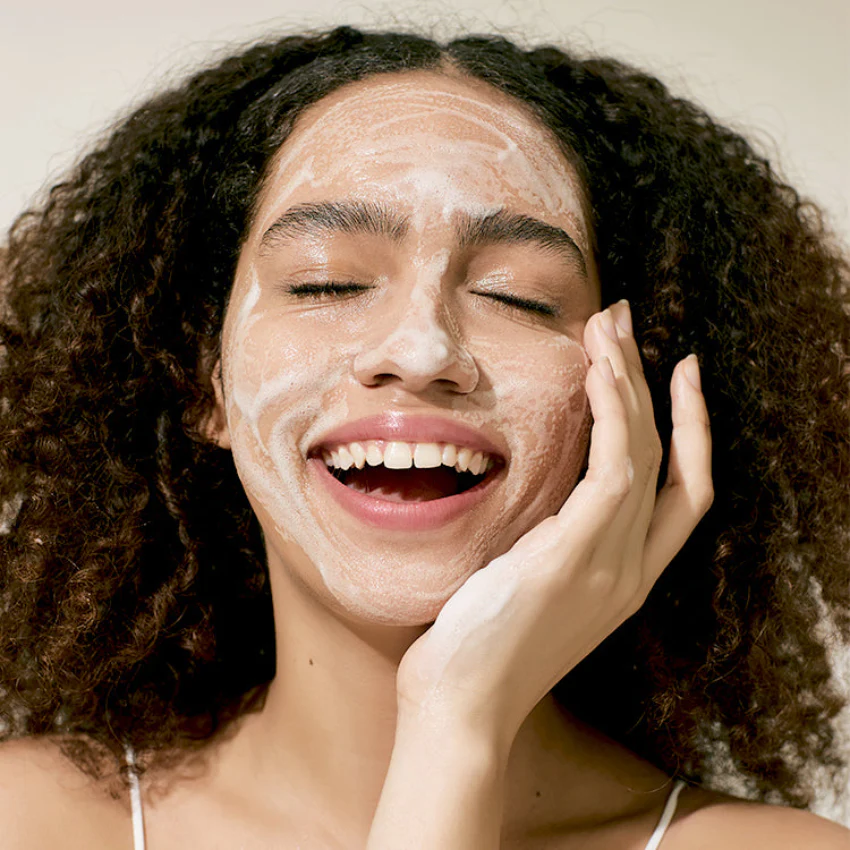 iUNIK Calendula Balancing Foam Gel Cleanser - Image 3